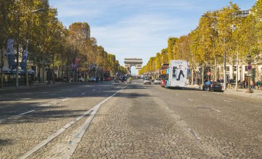 Paris, Fransa-Ekim, 2018 Trafik Arc de Triomphe.