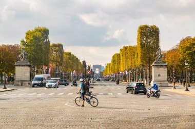 Paris, Fransa-Ekim, 2018 Trafik Arc de Triomphe.