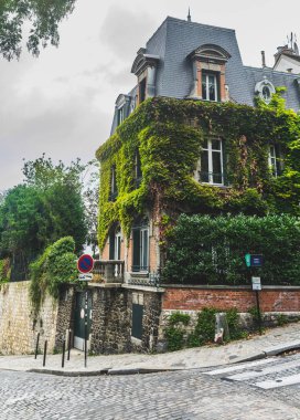 Paris, Fransa - 02 Ekim 2018: Montmartre 'de sarmaşıkla kaplı eski bir ev.