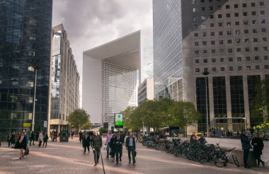 Paris, Fransa - 02 Ekim 2018: La Defense, mali ve iş bölgesi.