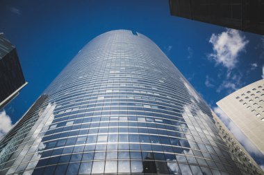 Gökdelen cam cepheler mavi gökyüzünde güneş ışınları ile parlak güneşli bir günde. Paris iş modern binalar La Defense bölge. Ekonomi, Maliye, iş etkinlik kavramı. Alt görünümü kadar.