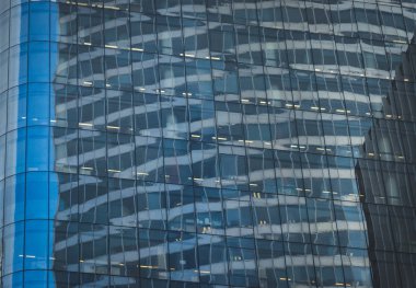 Gökdelen cam cepheler mavi gökyüzünde güneş ışınları ile parlak güneşli bir günde. Paris iş modern binalar La Defense bölge. Ekonomi, Maliye, iş etkinlik kavramı. Alt görünümü kadar.