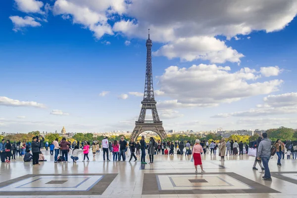 Paris, Fransa - 02 Ekim 2018: Paris 'in sembolü Eyfel Kulesi, Trocadero Meydanı' ndan alındı.