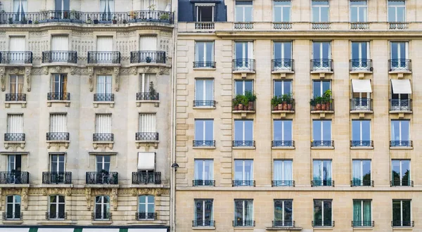 Paris, Fransa - 02 Ekim 2018: Paris, Fransa 'daki binanın tam çerçeve görüntüsü.