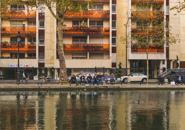 Paris, Fransa - 02 Ekim 2018: Fransa 'nın başkentinin 10. Bölgesindeki Saint Martin Kanalı. İnsanlar ve sudaki yansımaları