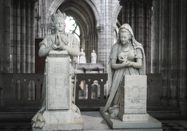 Paris, Fransa - 02 Ekim 2018: Saint Denis katedralindeki heykeller. Siyah ve beyaz
