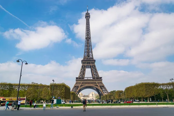 Paris, Fransa - 02 Ekim 2018: Paris 'in sembolü Eyfel Kulesi, Mars şampiyonlarından ele geçirildi.