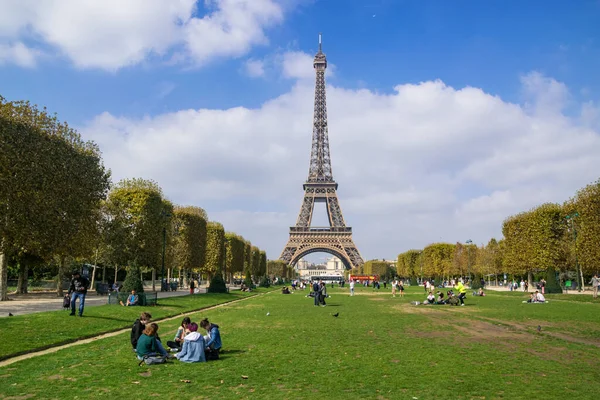 Paris, Fransa - 02 Ekim 2018: Paris 'in sembolü Eyfel Kulesi, Mars şampiyonlarından ele geçirildi.