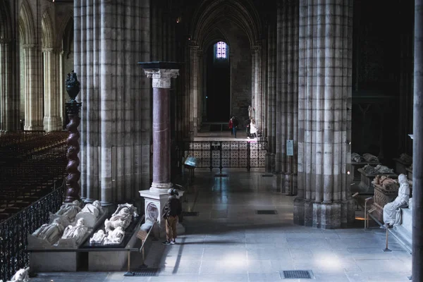 Paris, Fransa - 02 Ekim 2018: Saint Denis katedralindeki heykeller.