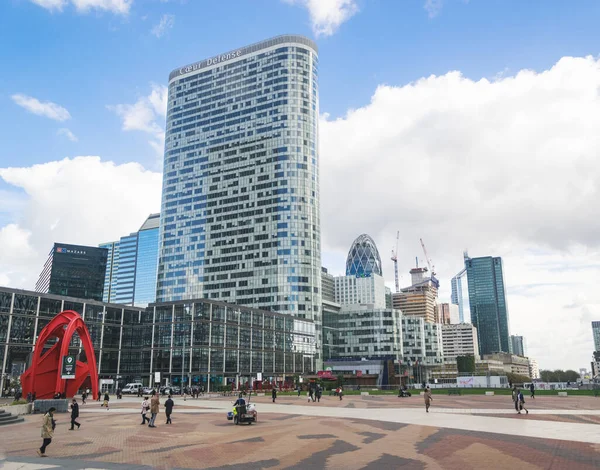 Paris, Fransa - 02 Ekim 2018: La Defense, mali ve iş bölgesi.