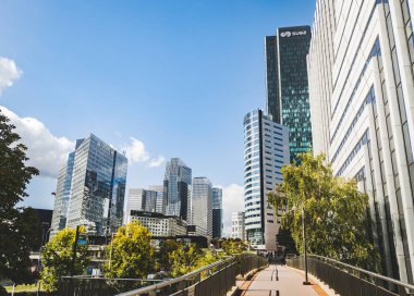 Paris, Fransa - 02 Ekim 2018: La Defense, mali ve iş bölgesi.