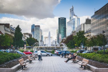 Paris, Fransa - 02 Ekim 2018: La Defense, mali ve iş bölgesi.