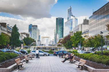 Paris, Fransa - 02 Ekim 2018: La Defense, mali ve iş bölgesi.