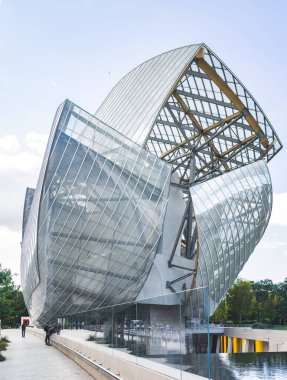 Paris, Fransa - 02 Ekim 2018: Louis Vuitton Boulogne Ormanı, Paris.