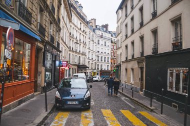 Paris, Fransa - 02 Ekim 2018: Montmartre bölgesindeki sokaklar. Şehrin en pitoresk yerlerinden biri.