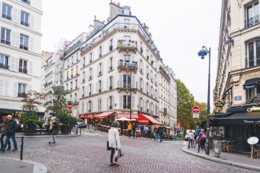 Paris, Fransa - 02 Ekim 2018: Montmartre bölgesindeki sokaklar. Şehrin en pitoresk yerlerinden biri.