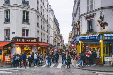 Paris, Fransa - 02 Ekim 2018: Montmartre bölgesindeki sokaklar. Şehrin en pitoresk yerlerinden biri.