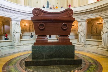 Paris, Fransa - 02 Ekim 2018: Napolyon 'un Paris' teki Les Invalides 'deki mezarı.