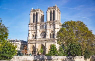 Paris, Fransa - 02 Ekim 2018: Paris 'te güneşli bir sonbahar gününde Notre dame katedrali