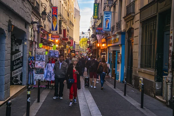Paris, Fransa - 02 Ekim 2018: Paris 'te dar bir sokakta yürüyen insanlar.