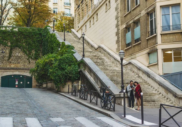 Paris, Fransa - 02 Ekim 2018: Merdiven önünde fotoğraf çekimine hazırlanan genç çift.