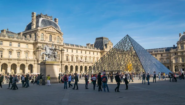 Paris France October 2018 People Front Famous Pyramid Louvre Museum — Stock Photo, Image