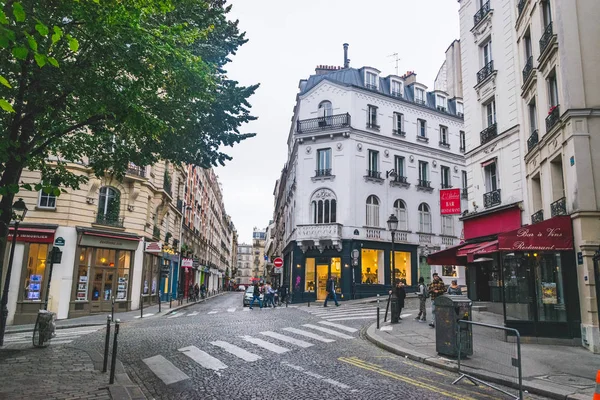 Paris, Fransa - 02 Ekim 2018: Montmartre bölgesindeki sokaklar. Şehrin en pitoresk yerlerinden biri.