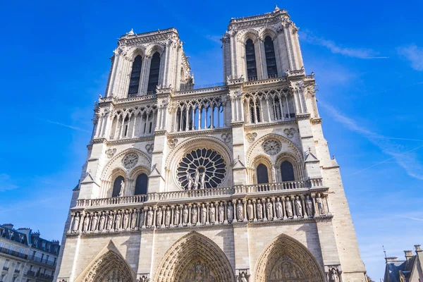 Paris, Fransa - 02 Ekim 2018: Paris 'te güneşli bir sonbahar gününde Notre dame katedrali