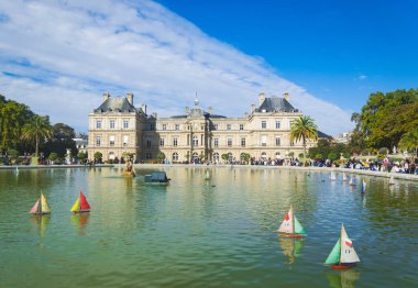 Paris, Fransa - 02 Ekim 2018: Luxemburg bahçelerindeki saray .