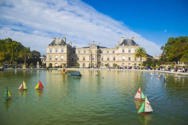 Paris, Fransa - 02 Ekim 2018: Luxemburg bahçelerindeki saray .