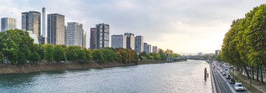 Paris, Fransa 'da Seine nehrinin yanındaki apartmanlar.