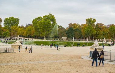 Paris, Fransa - 02 Ekim 2018: Tuileries Park 'taki insanlar, Paris' in en güzellerinden biri.