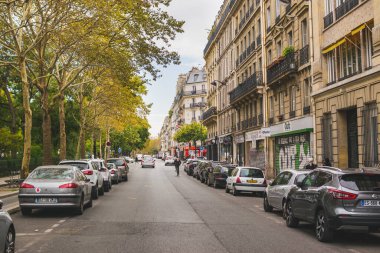 Paris, Fransa - 02 Ekim 2018: Paris 'teki birçok güzel cadde ve bulvardan biri.