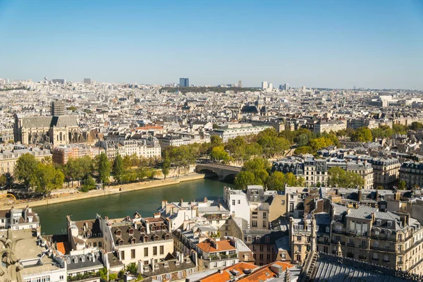 2018年10月2日 法国巴黎 阳光灿烂的巴黎圣母院屋顶上的巴黎景观 — 图库照片
