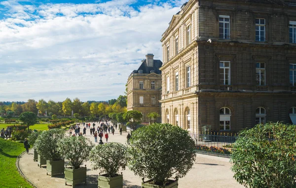 Paris, Fransa - 02 Ekim 2018: Luxemburg bahçelerindeki saray .