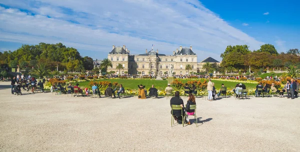 Paris, Fransa - 02 Ekim 2018: Luxemburg bahçelerindeki saray .