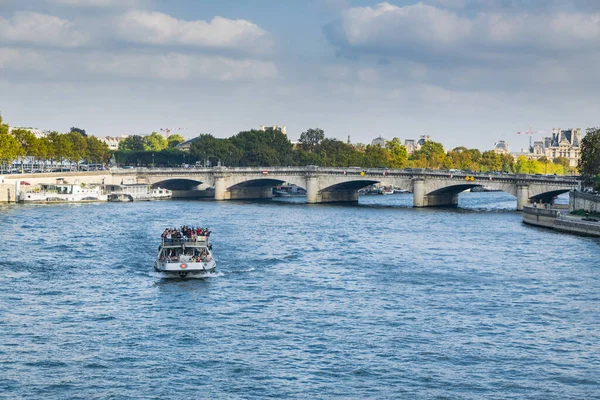 美しい晴れた日にそれに観光船とパリのセーヌ川 — ストック写真