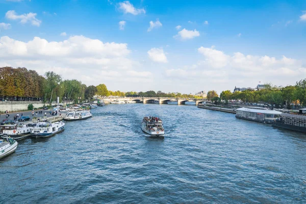 Paris 'te güneşli bir günde turist teknesiyle Seine nehri.