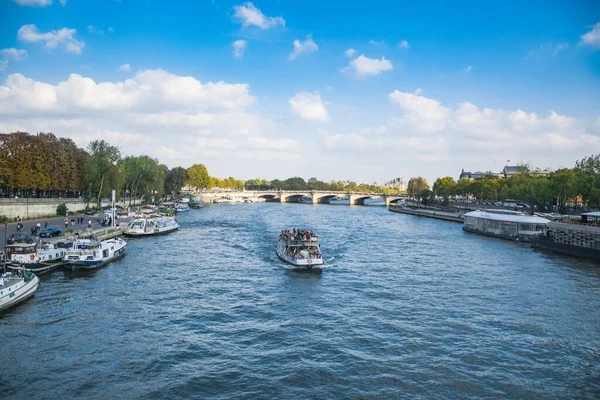 Σηκουάνα Ποταμού Στο Παρίσι Τουριστικό Σκάφος Αυτό Την Όμορφη Ηλιόλουστη — Φωτογραφία Αρχείου