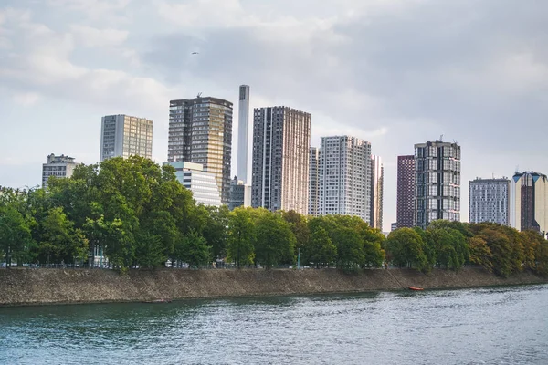 Paris, Fransa 'da Seine nehrinin yanındaki apartmanlar..