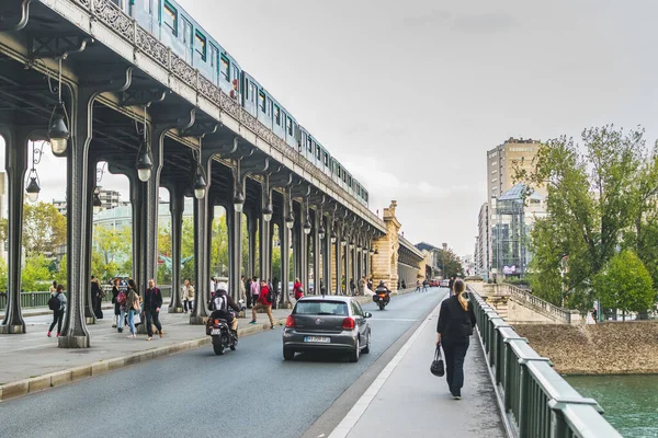 フランス 10月2018 パリの1つの橋の上の交通と人々 — ストック写真