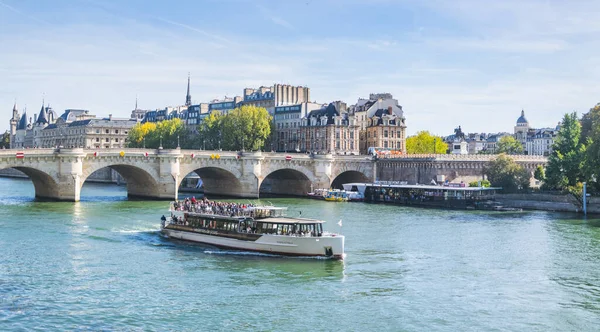 Río Sena París Con Barco Turístico Hermoso Día Soleado —  Fotos de Stock