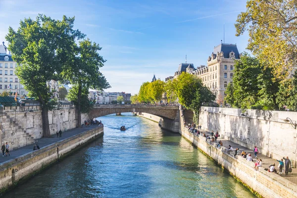 Río Sena París Con Barco Turístico Hermoso Día Soleado —  Fotos de Stock