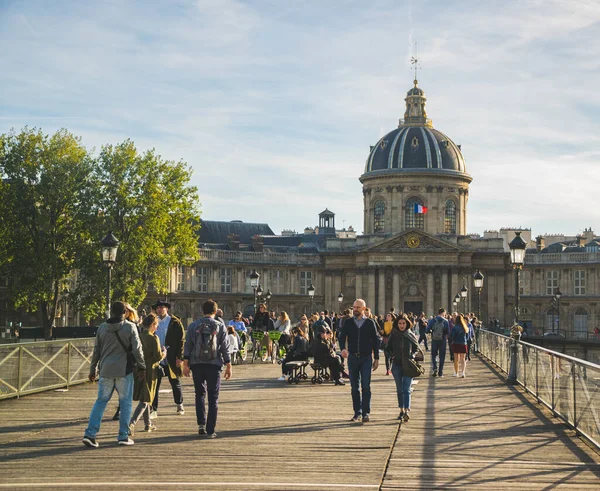 Paris, Fransa - 02 Ekim 2018: Paris 'in en güzel köprülerinden biri olan Seine Nehri üzerindeki sanat köprüsü