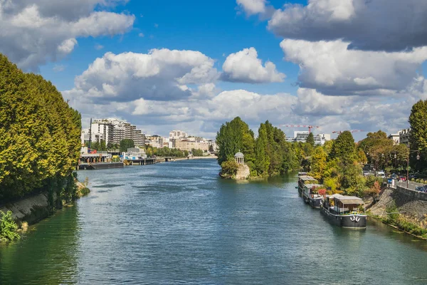 Σηκουάνα Ποταμού Στο Παρίσι Τουριστικό Σκάφος Αυτό Την Όμορφη Ηλιόλουστη — Φωτογραφία Αρχείου