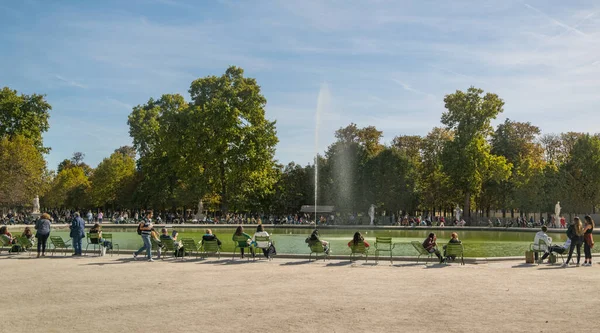Paris, Fransa - 02 Ekim 2018: Tuileries Park 'taki insanlar, Paris' in en güzellerinden biri.