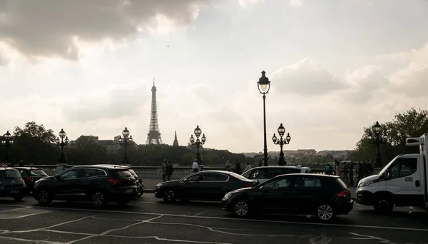 法国巴黎 2018年10月2日 日落时亚历山大桥的交通 — 图库照片