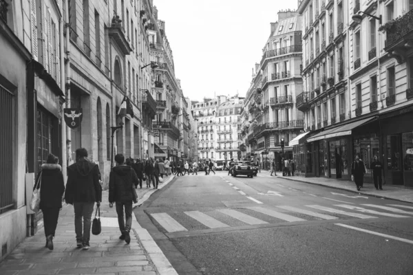 Paris, Fransa - 02 Ekim 2018: Paris 'teki birçok güzel cadde ve bulvardan biri. Siyah beyaz fotoğraf.