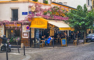 Paris, Fransa - 02 Ekim 2018: Paris 'teki birçok güzel cadde ve bulvardan biri.