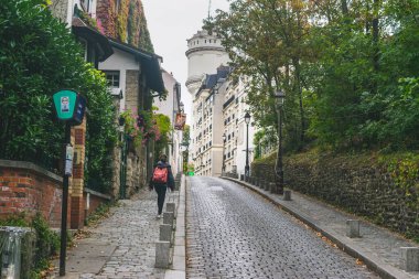 Paris, Fransa - 02 Ekim 2018: Paris 'teki birçok güzel cadde ve bulvardan biri.